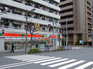 小滝橋通りからですとこのサンクスの脇を入ります。