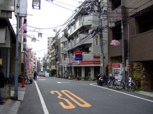 この道の先、右側です。