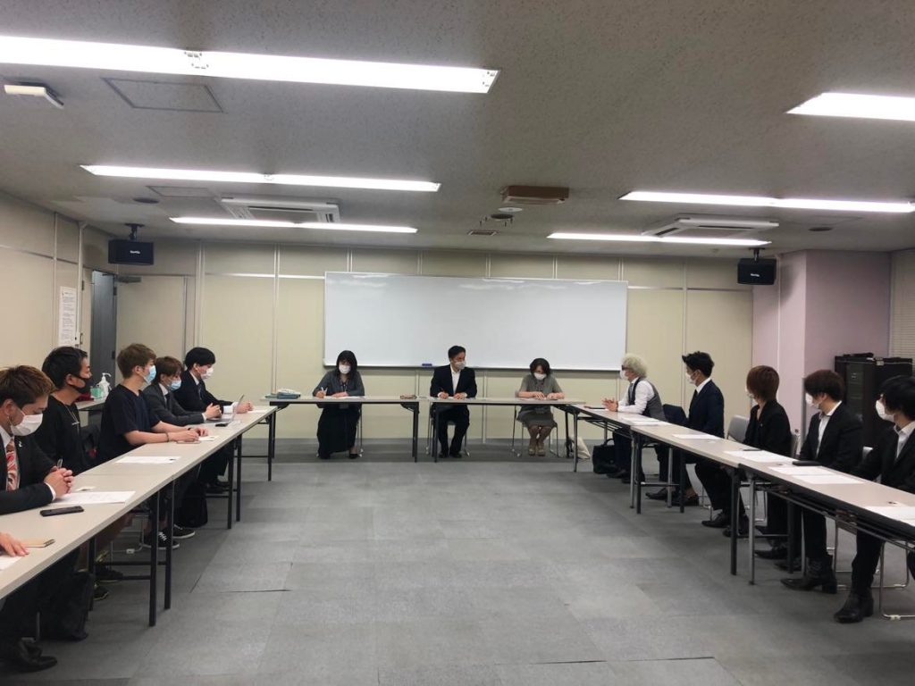 繁華街の当事者との対話のルートを作り、毎週夕方から勉強会を繰り返した。